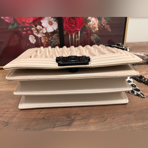 Elegant Beige Quilted Bag with Leopard Bag Scarf - Picture 10 of 12